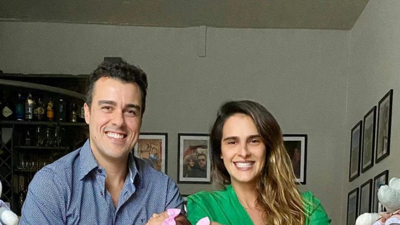 Joaquim Lopes e Marcella Fogaça celebram primeiro mês de vida das herdeiras: ”Entendi o que era amar”