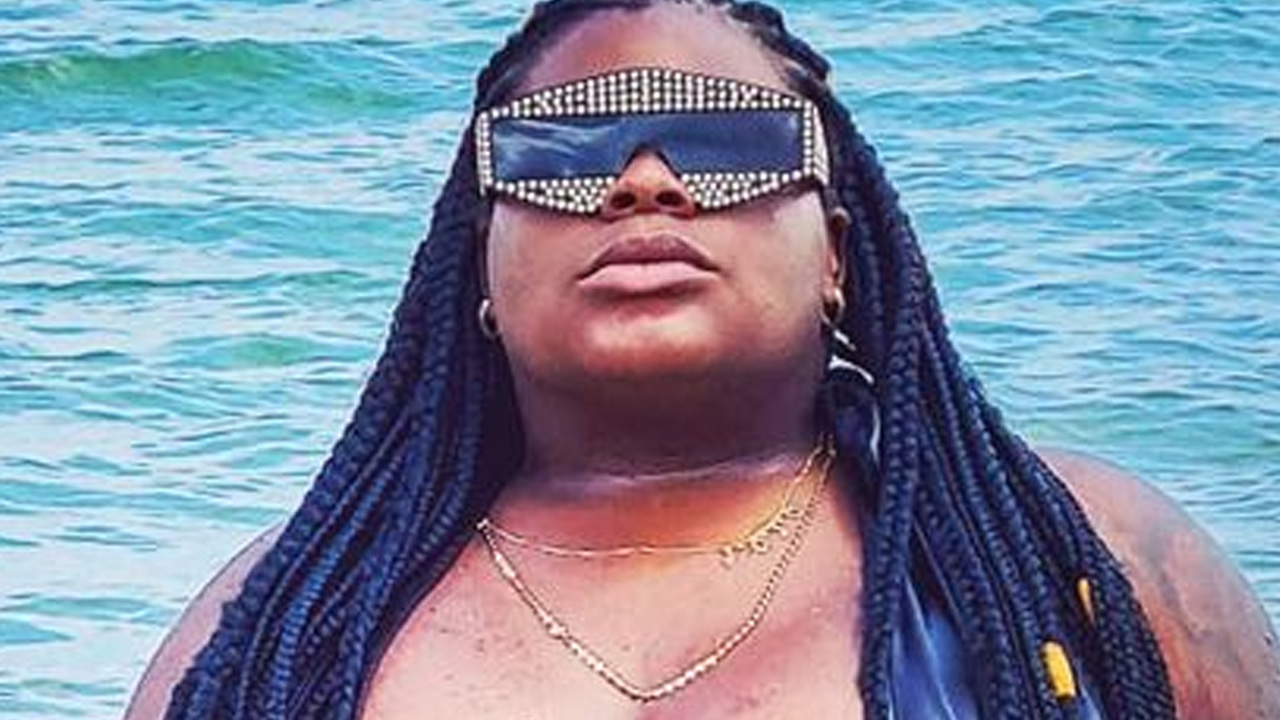 Jojo Todynho aparece com biquíni cavado e mostra corpão na praia: “Excesso de gostosura”