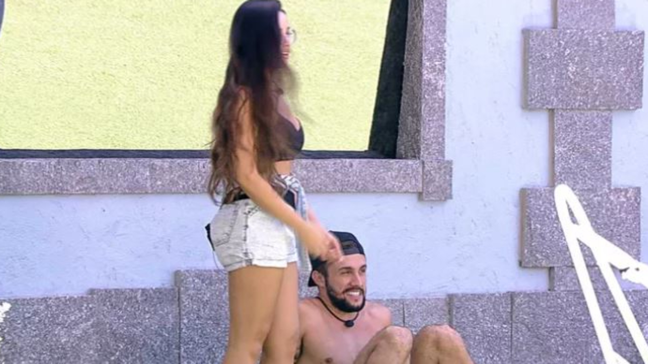 BBB21: Esquentou o clima? Juliette dá beijo no pescoço de Arthur e brother reage: “Faz isso não que eu arrepio”