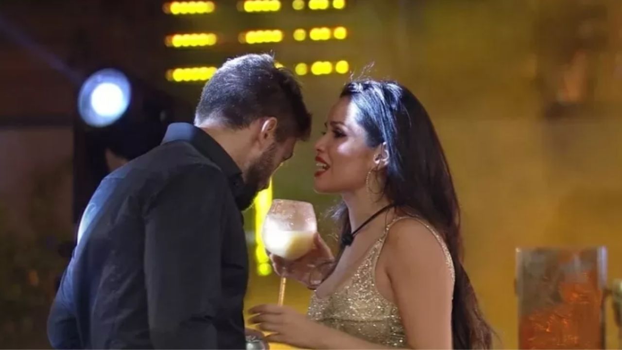 BBB21: Adversários, Arthur e Juliette trocam carinhos e elogios sob efeito do álcool: “Meu rival paz e amor”