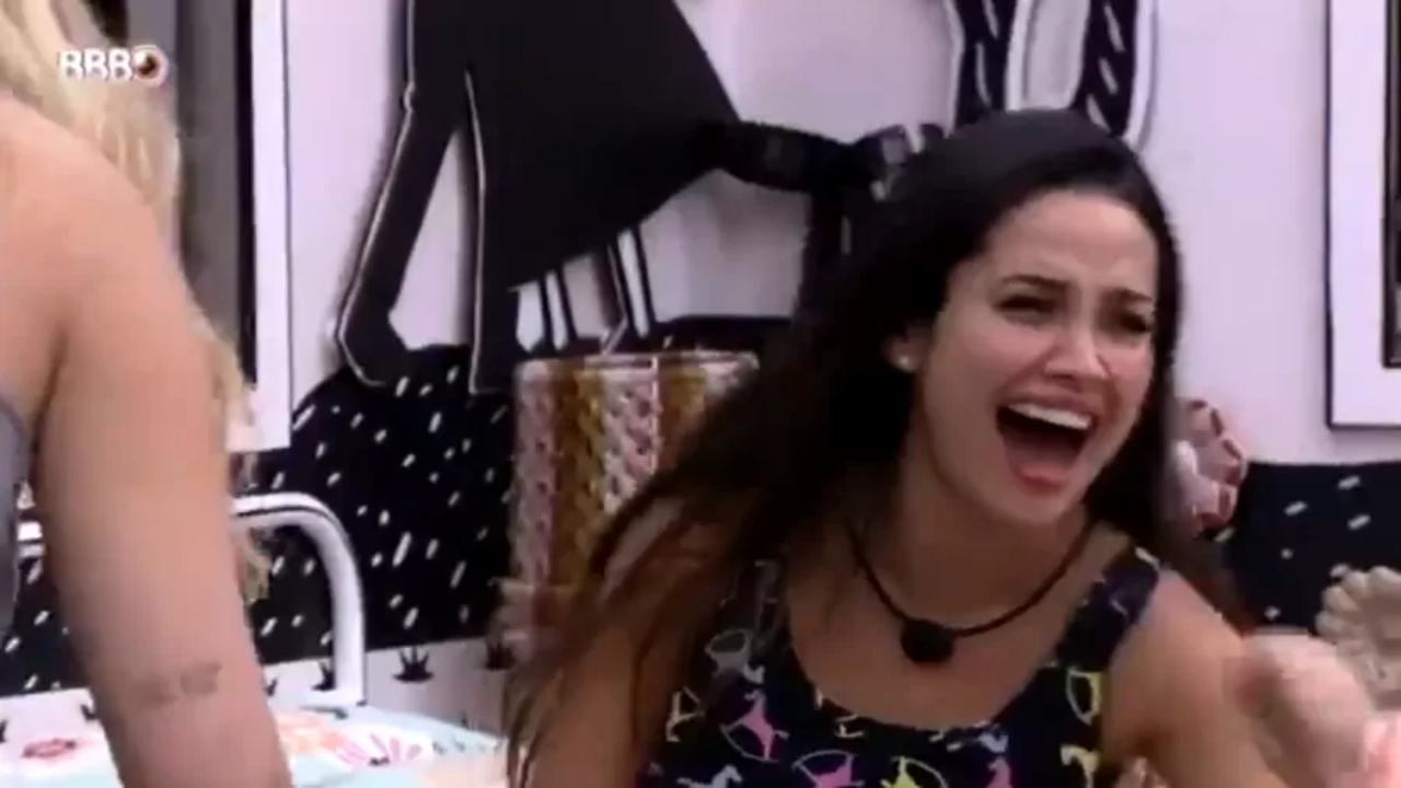 BBB21: Juliette faz piada com bronca que recebeu após tutorial de maquiagem: ”Você é participante”