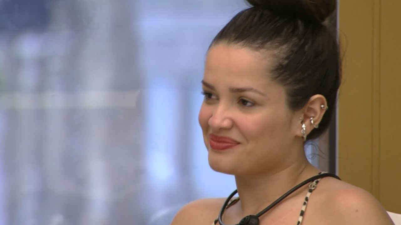BBB21: Orgulhosa, Juliette relembra técnicas para ajudar a mãe a aprender a ler e escrever: “Pegava na mão dela”