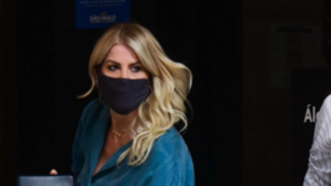 Em meio a crise no casamento, Karina Bacchi é clicada acompanhada deixando hotel