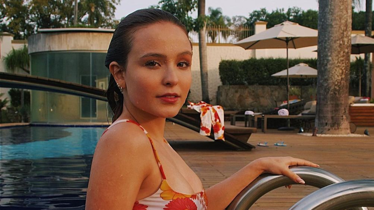 Uau! Larissa Manoela coleciona suspiros ao exibir corpão sarado em clique de biquíni: “Perfeição existe”