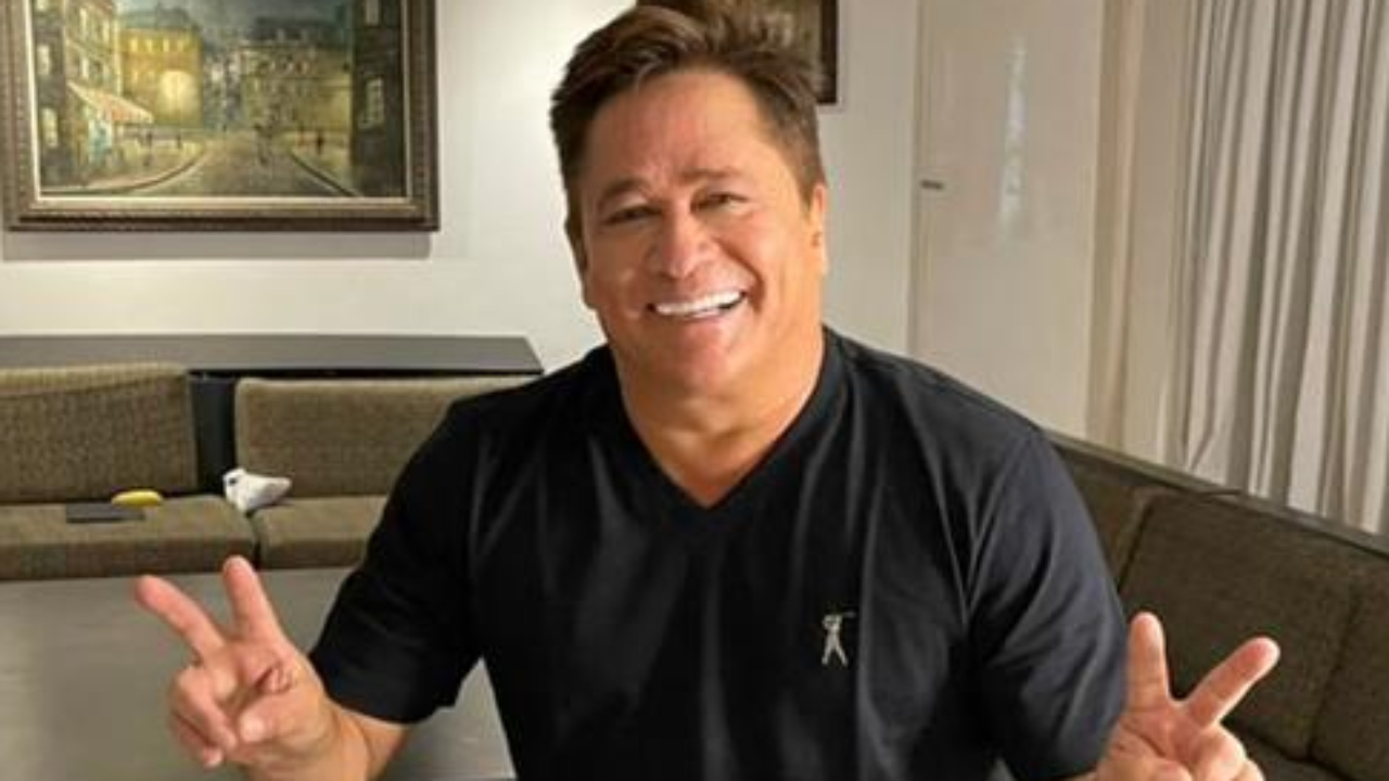 Tá podendo! Leonardo faz tour pela sala de estar chiquérrima em sua mansão e deixa fãs babando