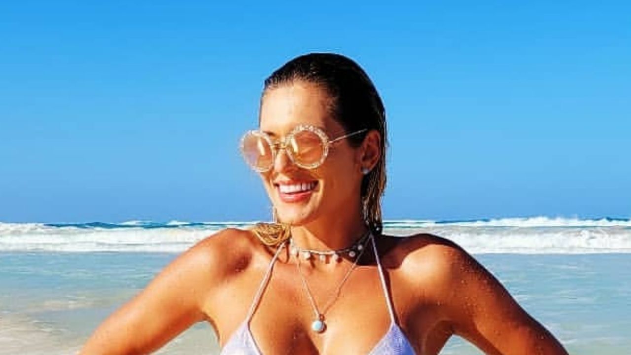 Lívia Andrade deixa virilha de fora com biquíni cavado e faz desabafo após críticas: “Arco com as consequências”