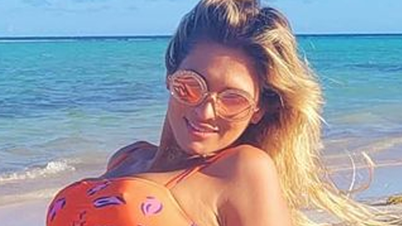 Lívia Andrade arranca suspiros de fãs ao posar com biquíni mínimo na praia: “Cada dia mais gostosa”