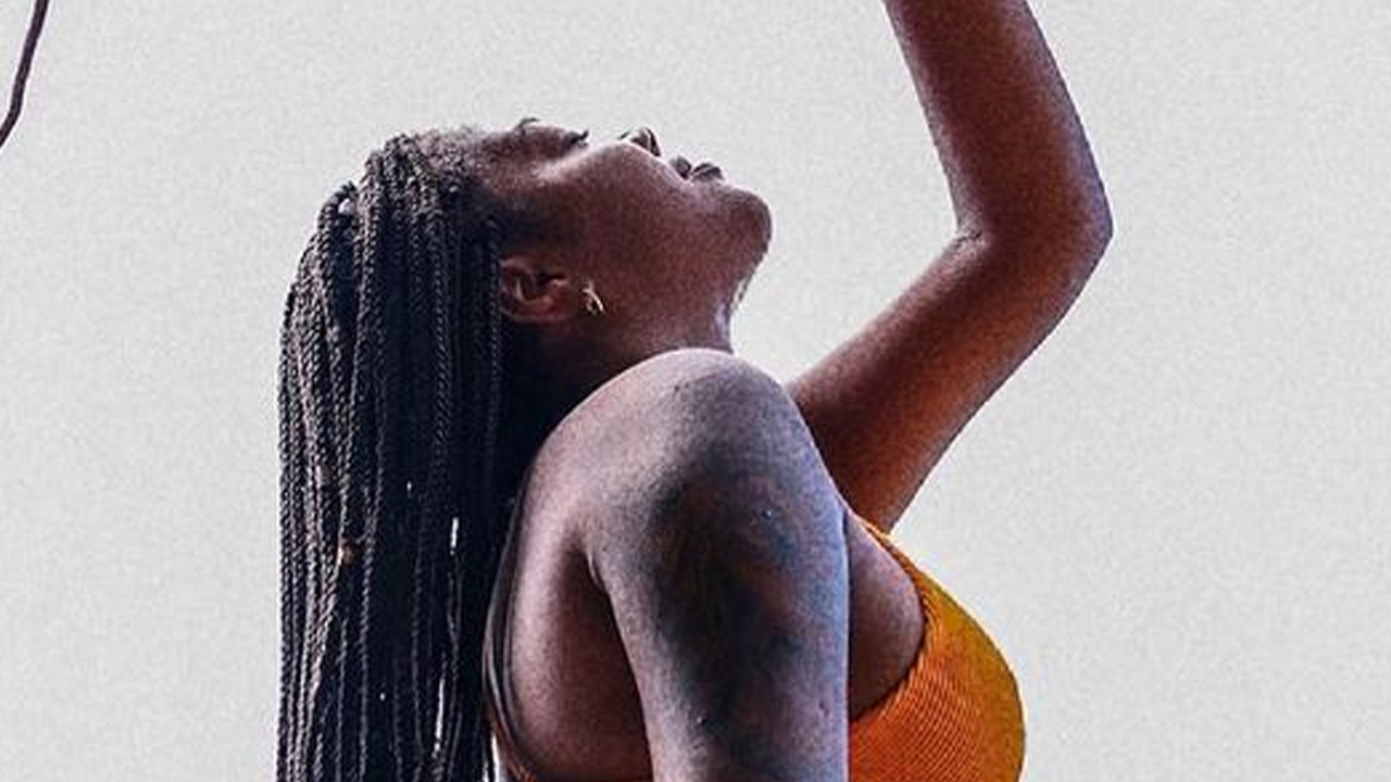 Com biquíni minúsculo, Ludmilla empina bumbum e se transforma em obra de arte: “E que monumento”