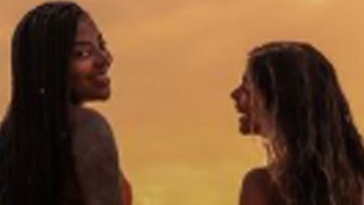 Parece filme! Ludmilla e Brunna Gonçalves trocam beijos em Noronha em clima de romance: “Cada momento inesquecível”