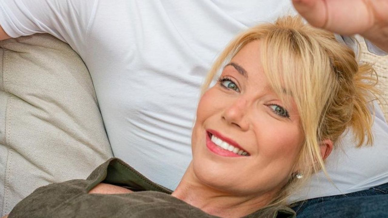 Luiza Possi posa no colo do marido e anuncia que está grávida: “A vida tem seus próprios planos”