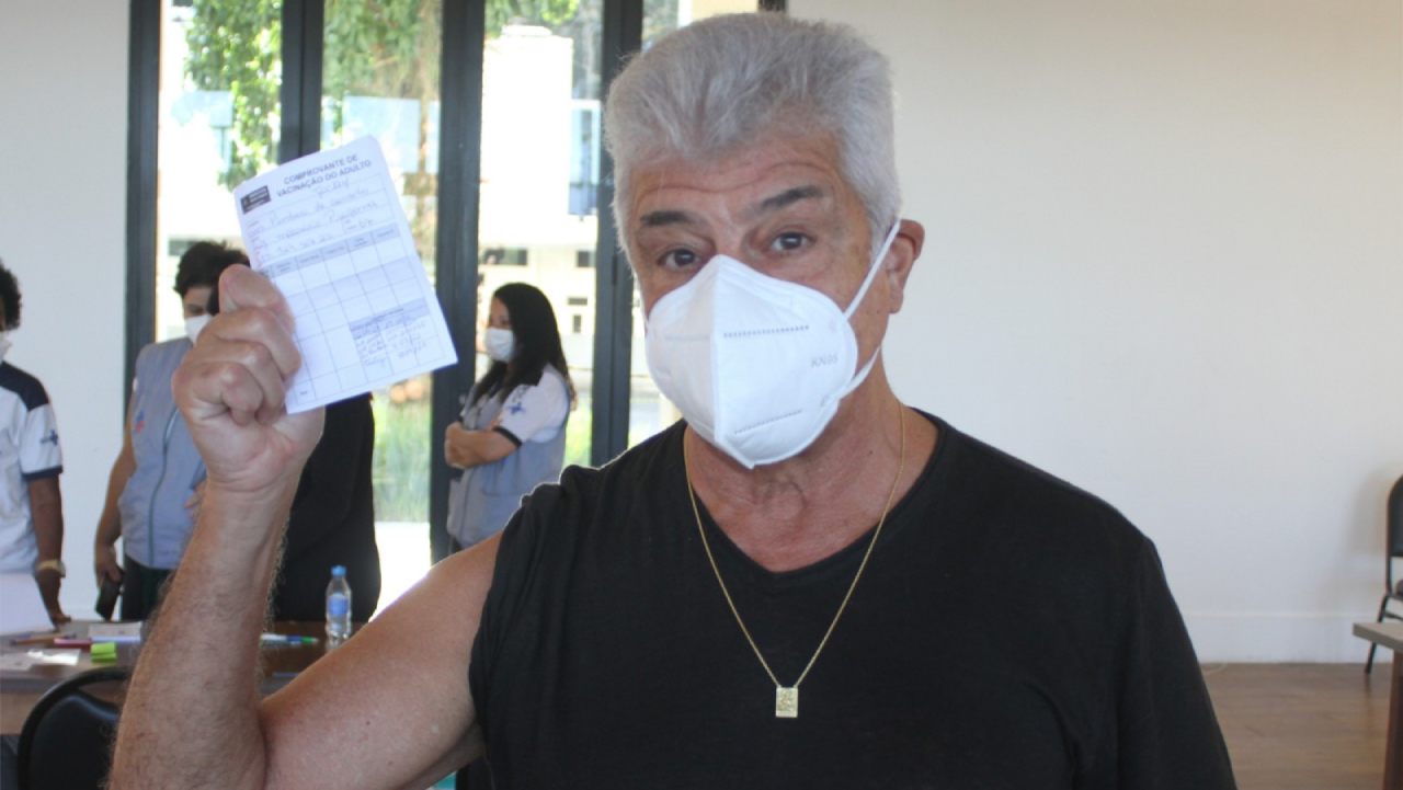 Lulu Santos recebe segunda dose da vacina contra a Covid-19, no Rio de Janeiro