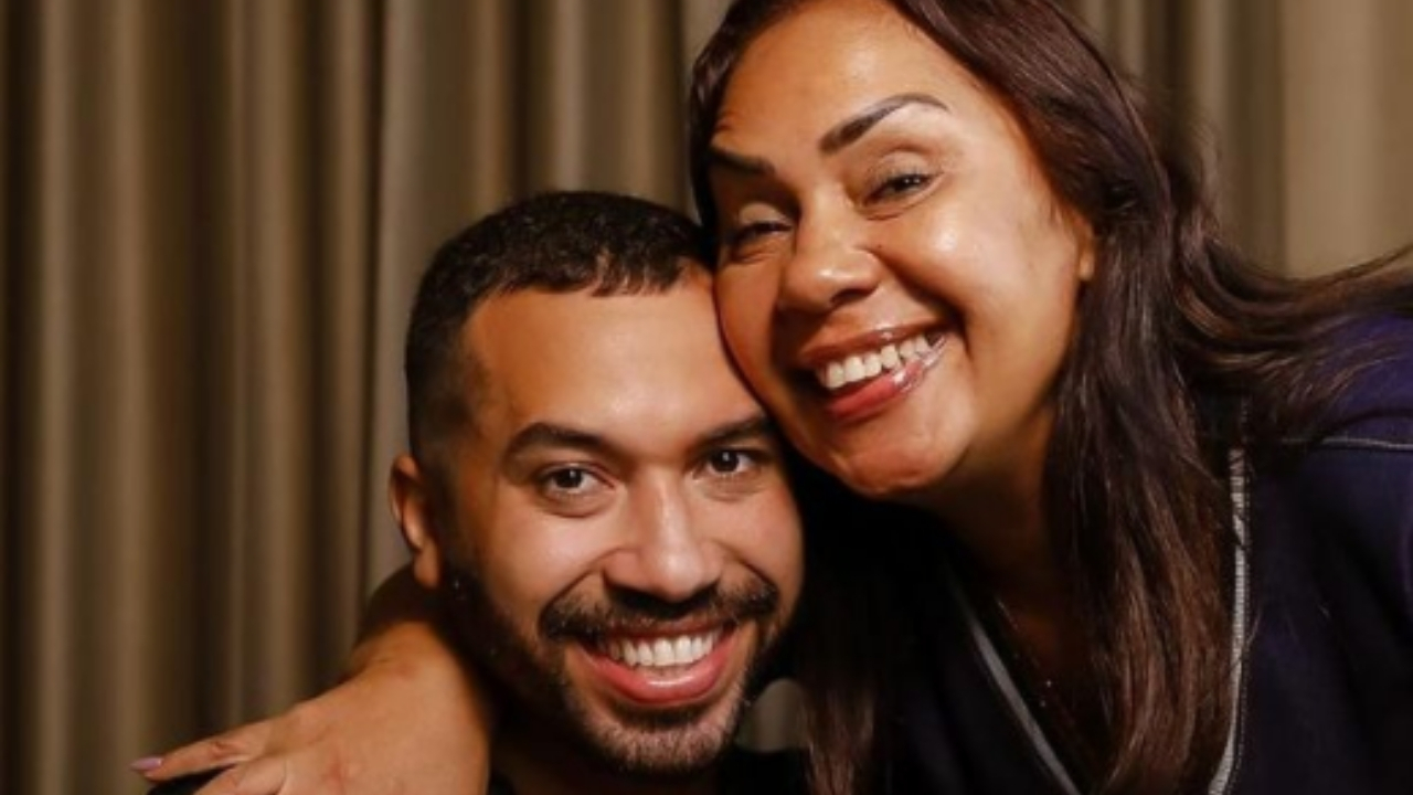 Mainha! Com fama do filho, mãe do ex-BBB Gilberto relata convite para fazer comerciais: “Foram 40 empresas”