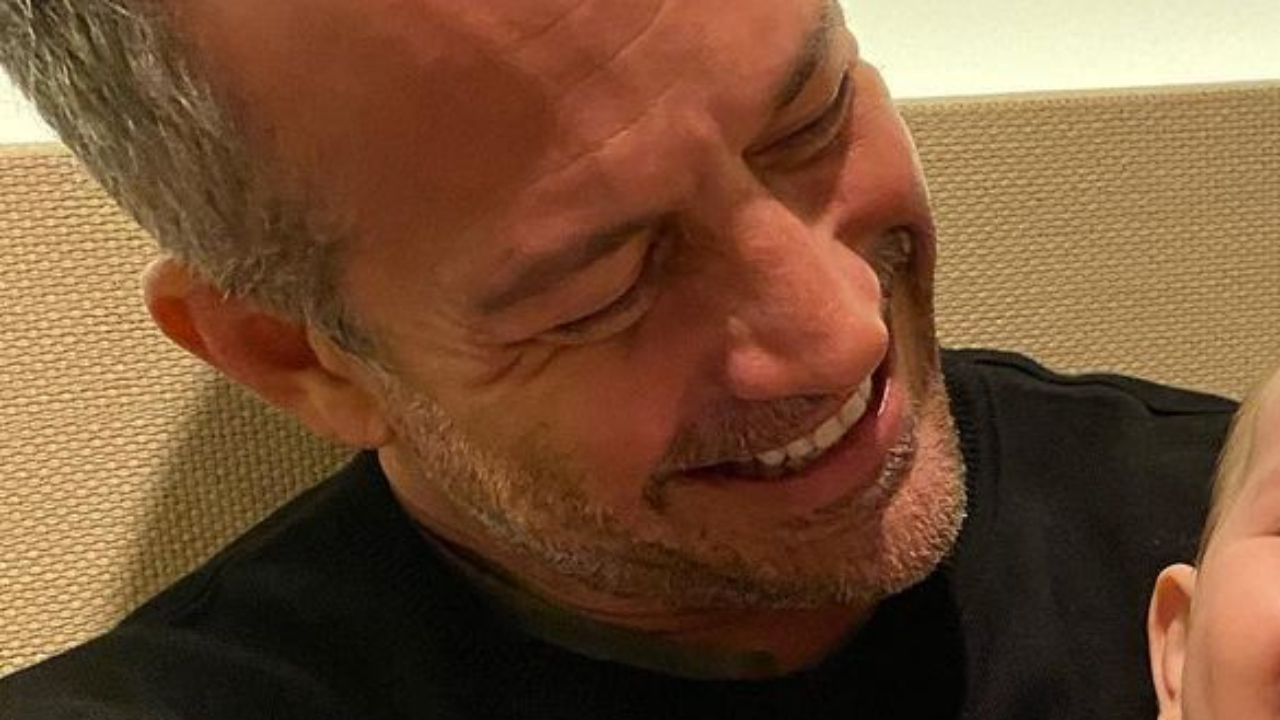 Malvino Salvador derrete seguidores com sorriso cativante do caçula e fãs cravam: “Sua cópia!”