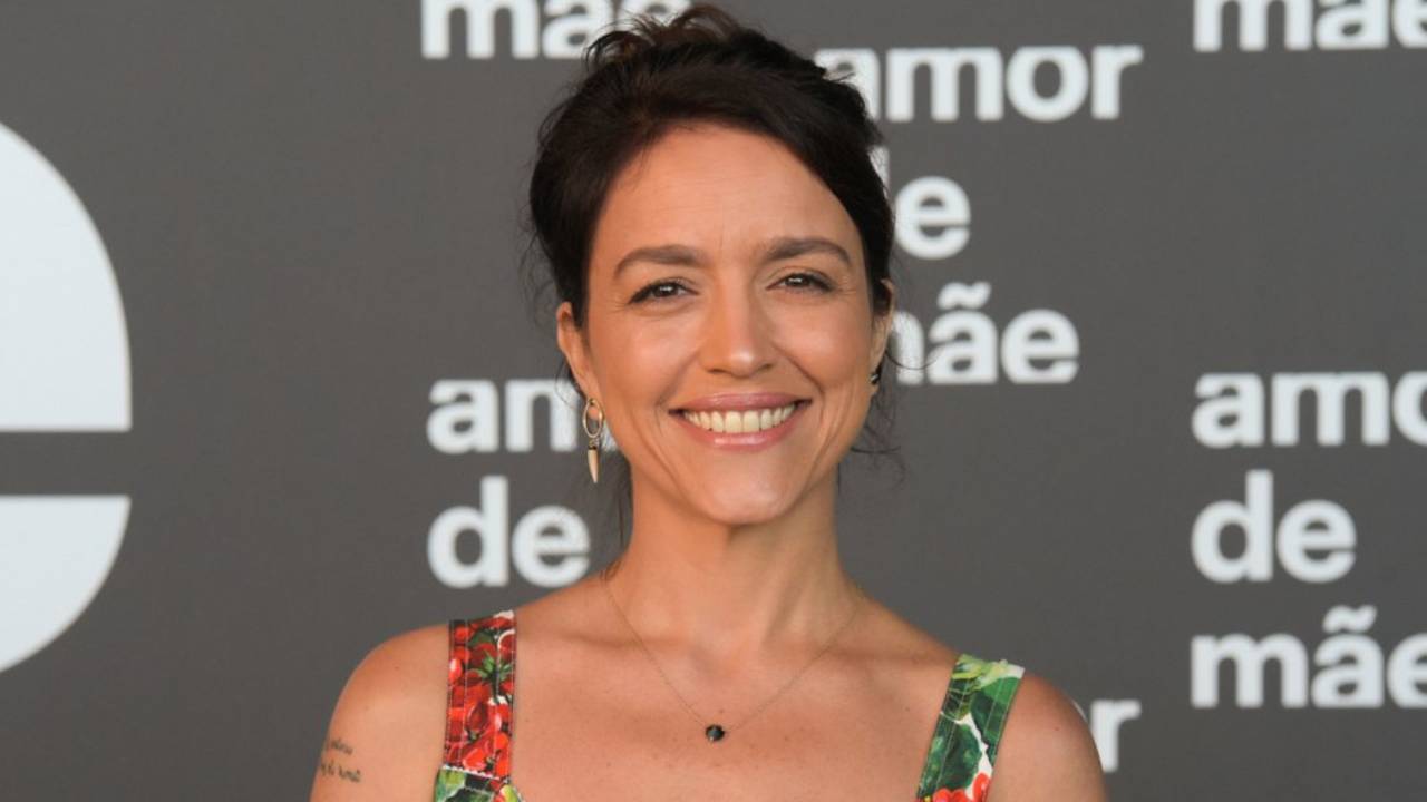 Manuela Dias se irrita e rebate criticas sobre ‘Amor de Mãe’: “Aguardo a novela de vocês”