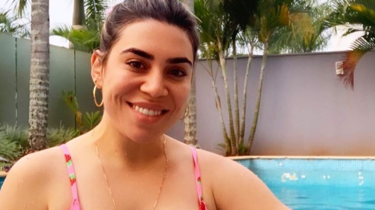 Naiara Azevedo posa de biquíni, fã diz barriga é a mais feia que ele já viu e ela dispara: “Tão feliz que nem reparo”