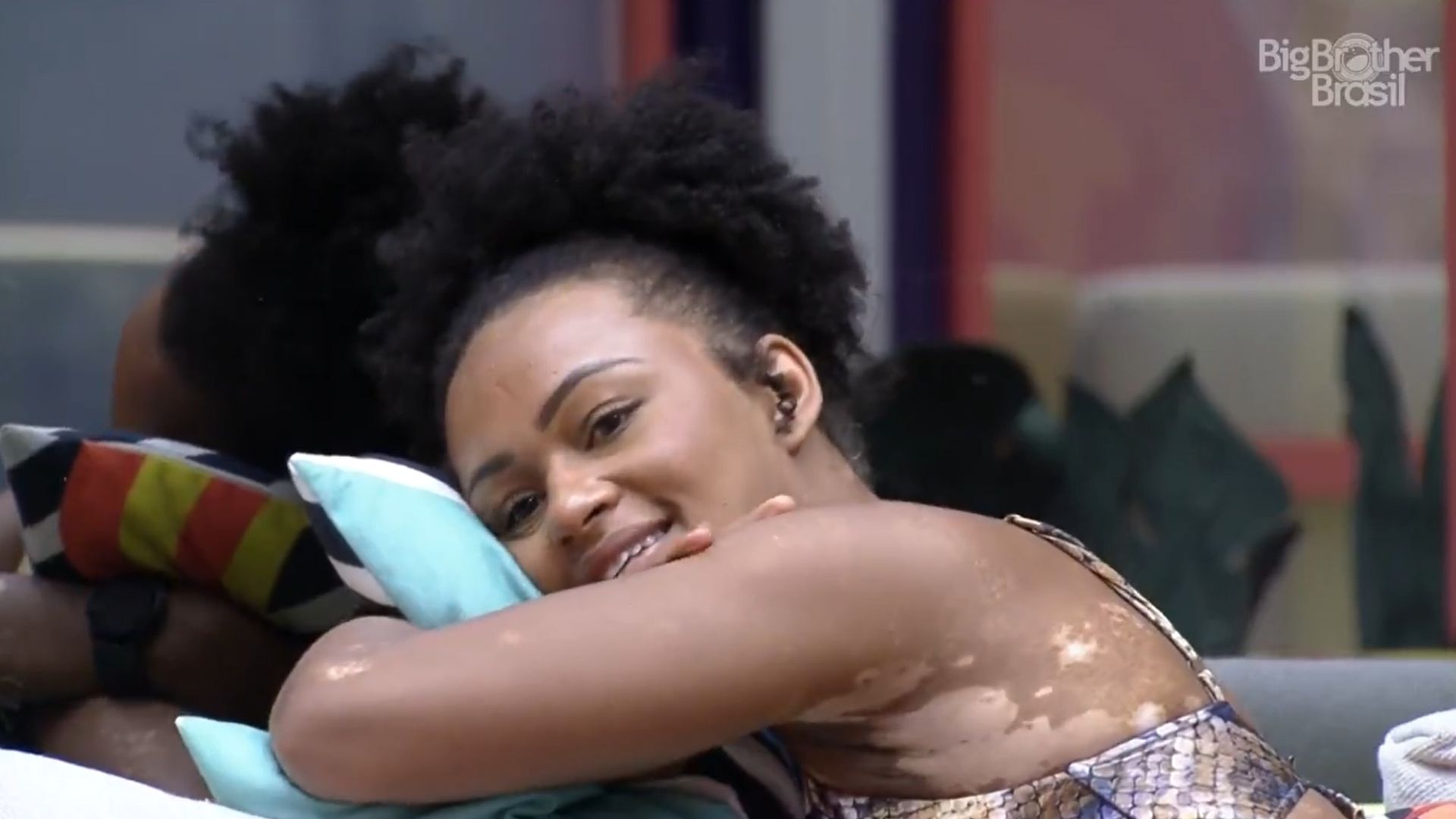 BBB22: Natália expõe intimidade com Eli no edredom e choca brothers: “De costas”