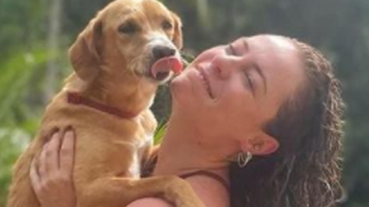 De maiô cavado, Paolla Oliveira posa com pet e bumbum rouba a cena: “Uma sereia”