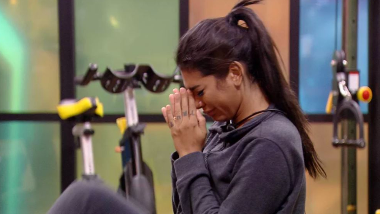 BBB21: No Paredão, Pocah se emociona sozinha com reta final e teme o pior: “Tá acabando”