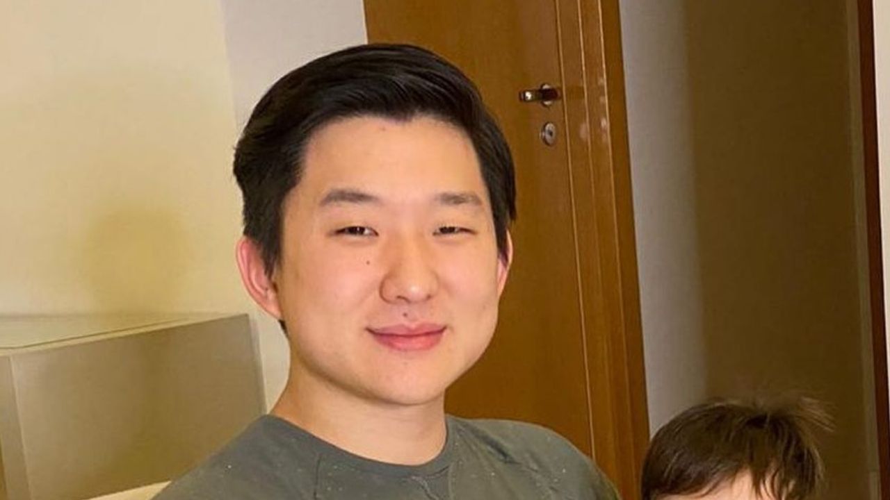 Após rumores de crise no casamento, ex-BBB Pyong Lee publica clique ao lado do herdeiro: “Delícia”