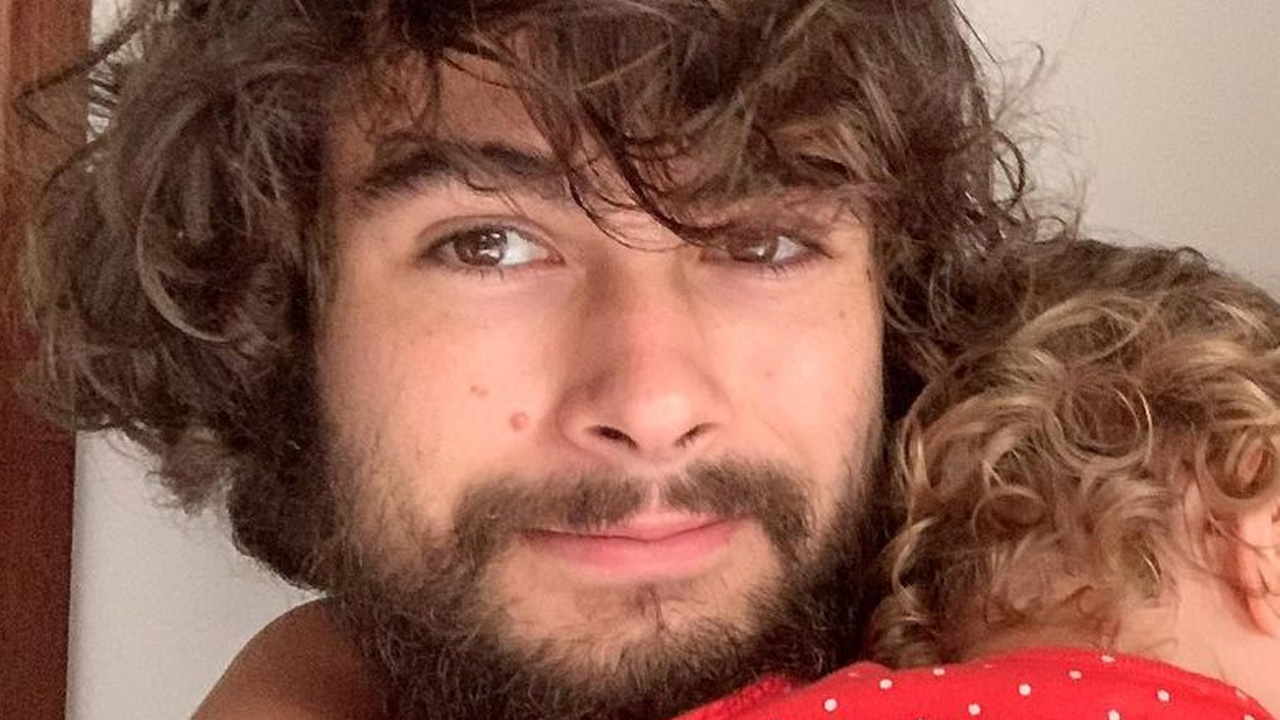 Com 1 aninho, Clara Maria aparece andando de skate e Rafa Vitti se derrete: “A mais nova skatista do pedaço”