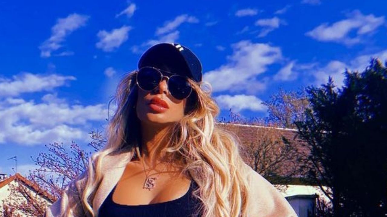 Fazendo carão, irmã de Neymar causa com look de couro, boca gigante e cintura finíssima: “Mulher violão”