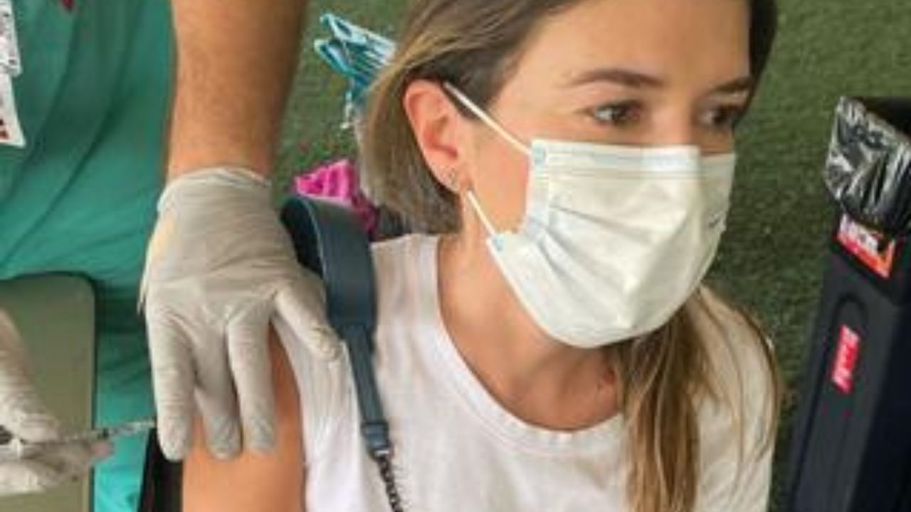 Aos 40 anos, Rebeca Abravanel recebe segunda dose da vacina contra Covid-19 nos Estados Unidos