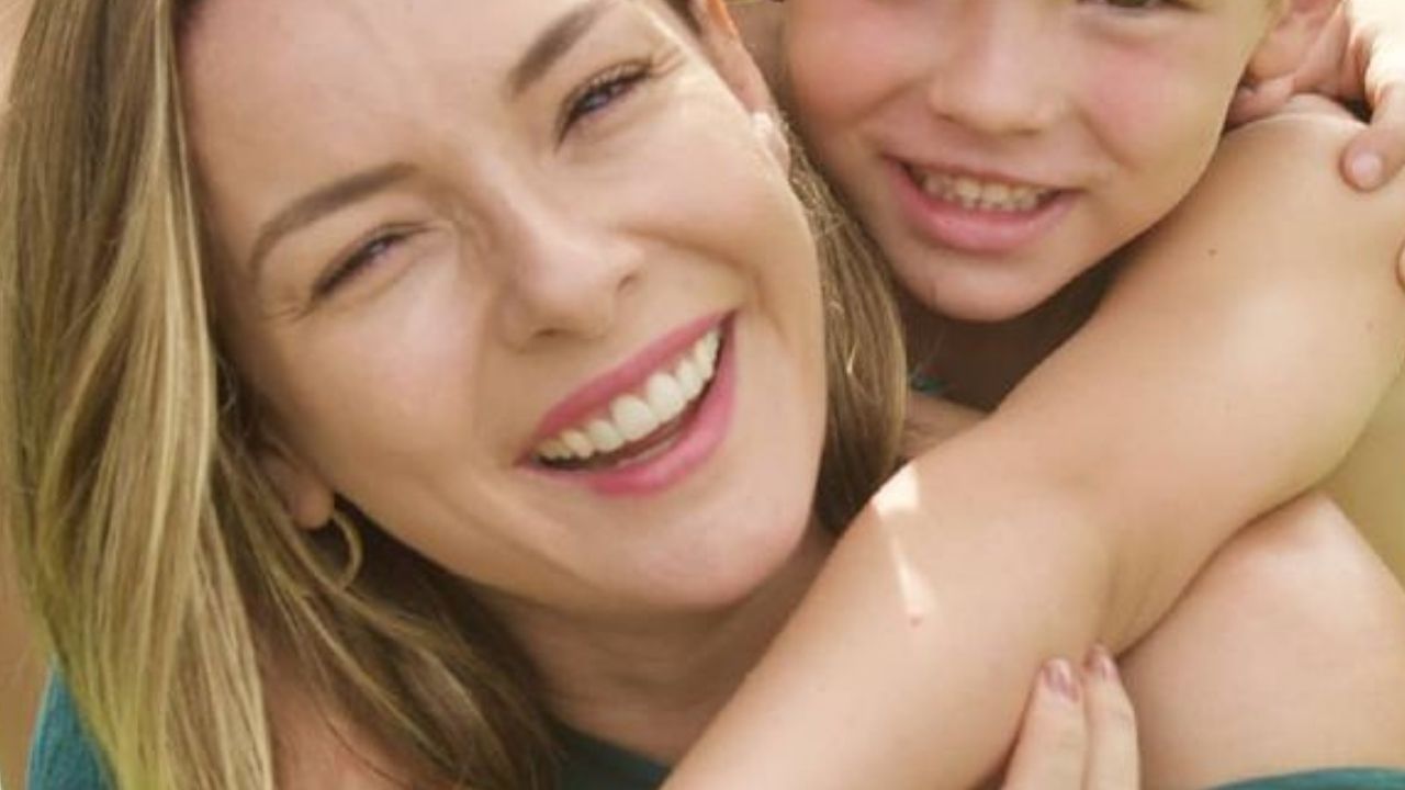 Regiane Alves posa abraçada com os dois filhos em foto rara e beleza chama a atenção: “Família linda”