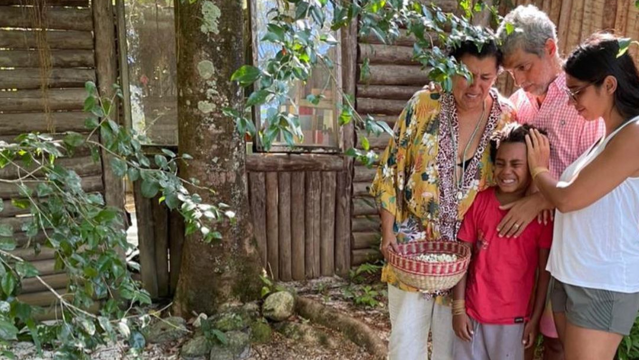 Regina Casé comove ao mostrar filho e neto no enterro do cão da família: ”Choradeira danada”