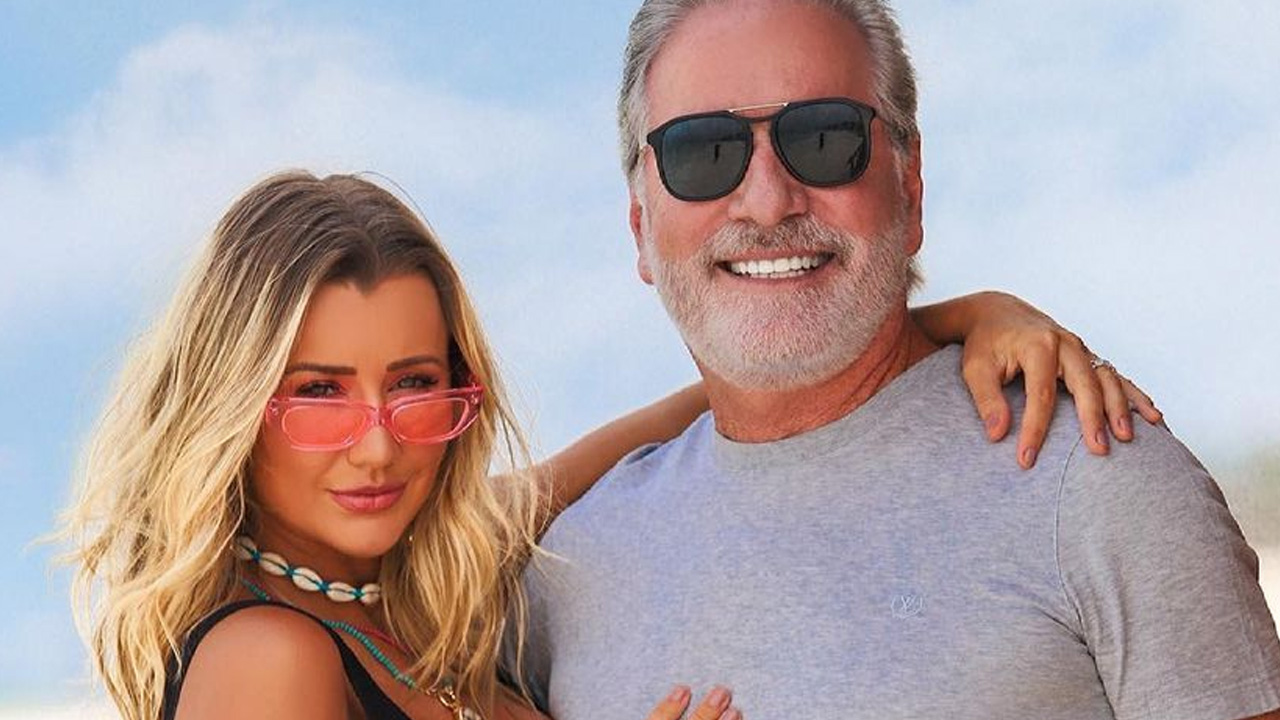 Roberto Justus posa agarradinho a Ana Paula Siebert em viagem luxuosa: “Casal lindo”