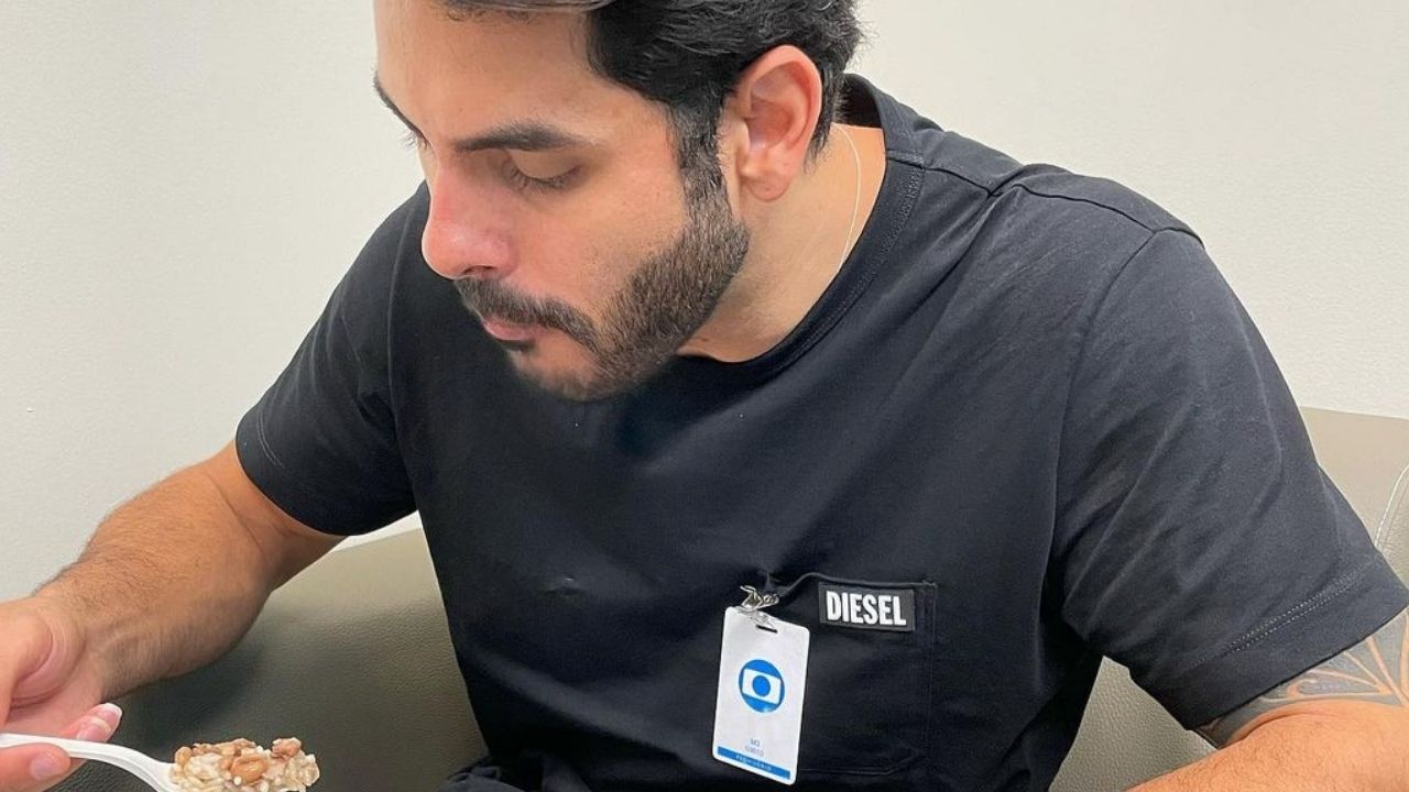 Após o BBB21, Rodolffo aparece devorando marmita nos bastidores da TV Globo: “Pensa numa boia top!”