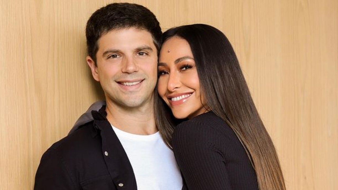 Sabrina Sato protagoniza beijo de cinema em clique quente com o marido, Duda Nagle: “Nos braços da paz”