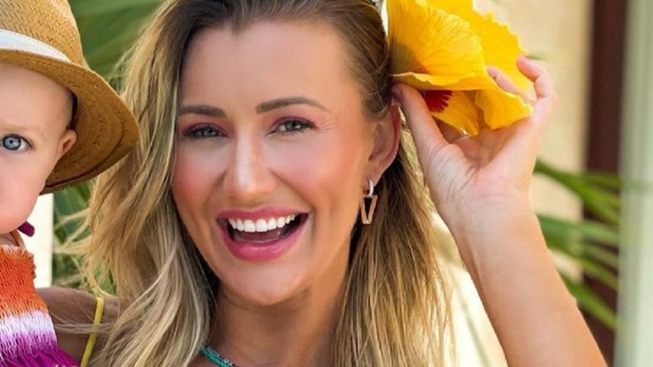 Dona de um corpo impecável, esposa de Roberto Justus ostenta abdômen sarado em clique fofo com a filha: “Uau”