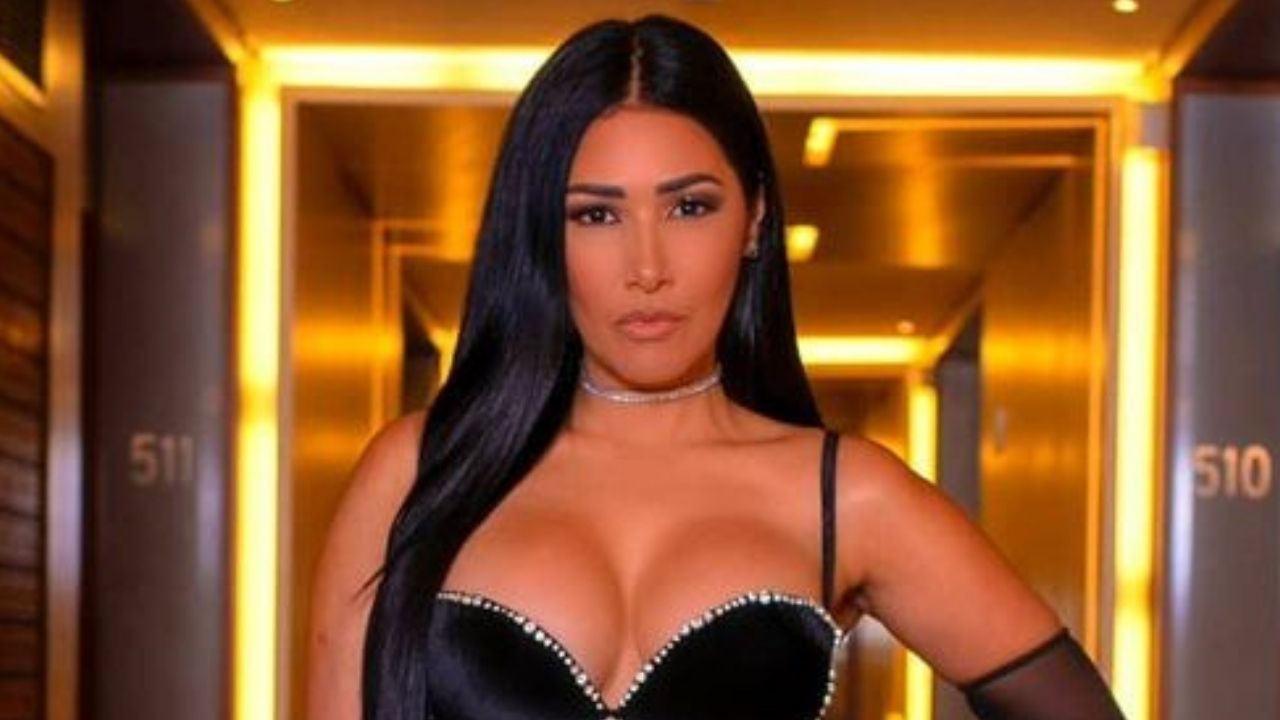 Em show no BBB21, Simaria abusa da sensualidade e ostenta curvas em body transparente: “Perfeita”