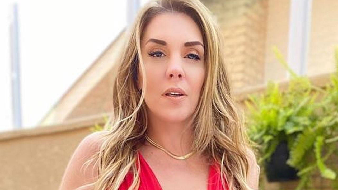 Simony aposta em vestido fatal e decote até o umbigo mexe com imaginação de fãs: “Diva maravilhosa”
