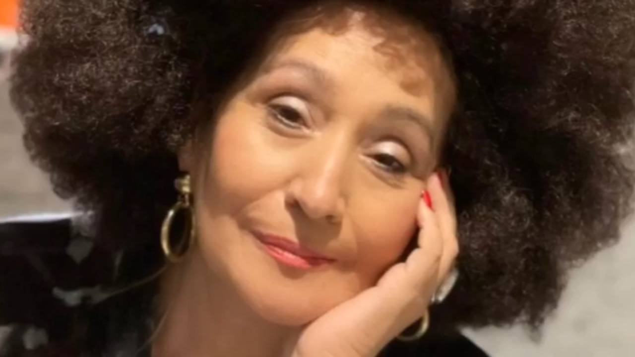 Sonia Abrão pega carona em polêmica do ‘BBB’, veste black power e é acusada de racismo: “Desnecessário”