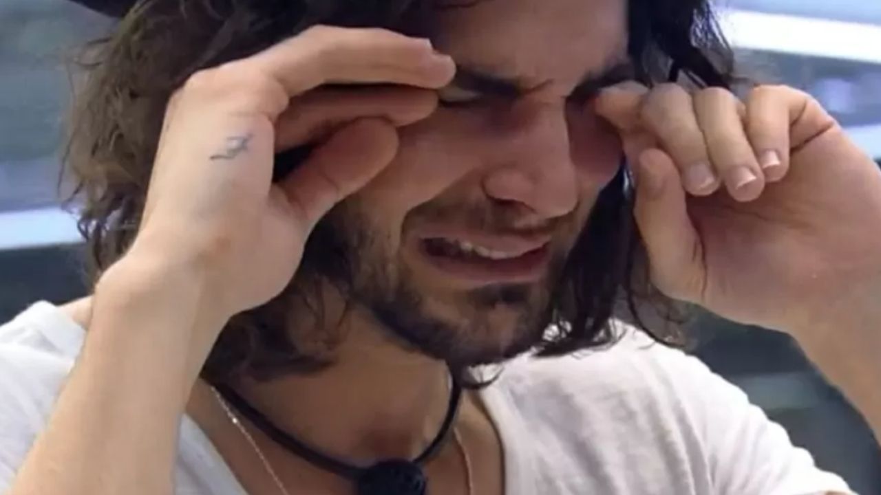 BBB21: Emoção à flor da pele! Sozinho, Fiuk chora e se descontrola enquanto prepara jantar para os brothers