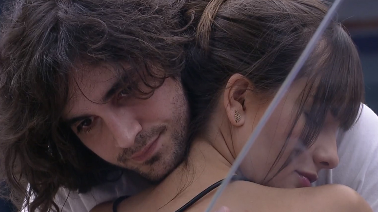 BBB21: Thaís se desespera com Jogo da Discórdia e chora no ombro de Fiuk: “Agoniada”