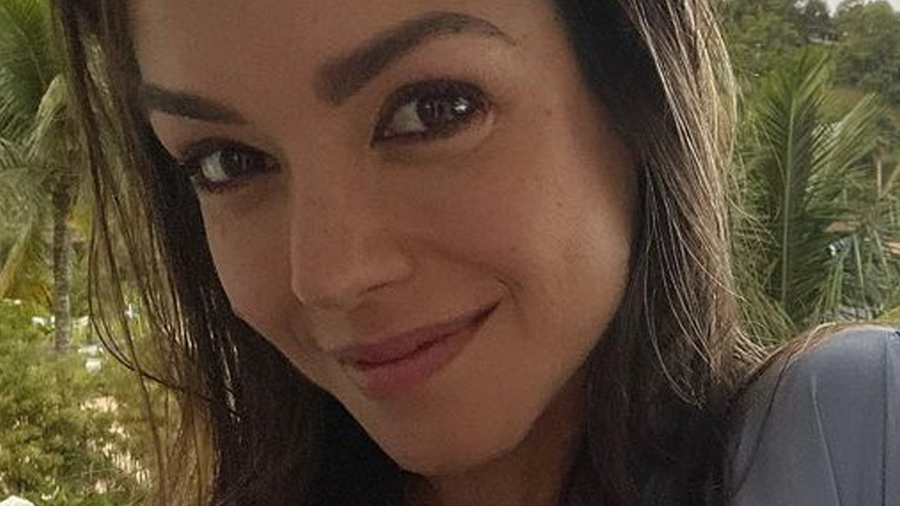 Thais Fersoza deixa camisa aberta e posa linda em cenário paradisíaco: “Cada dia mais jovem”