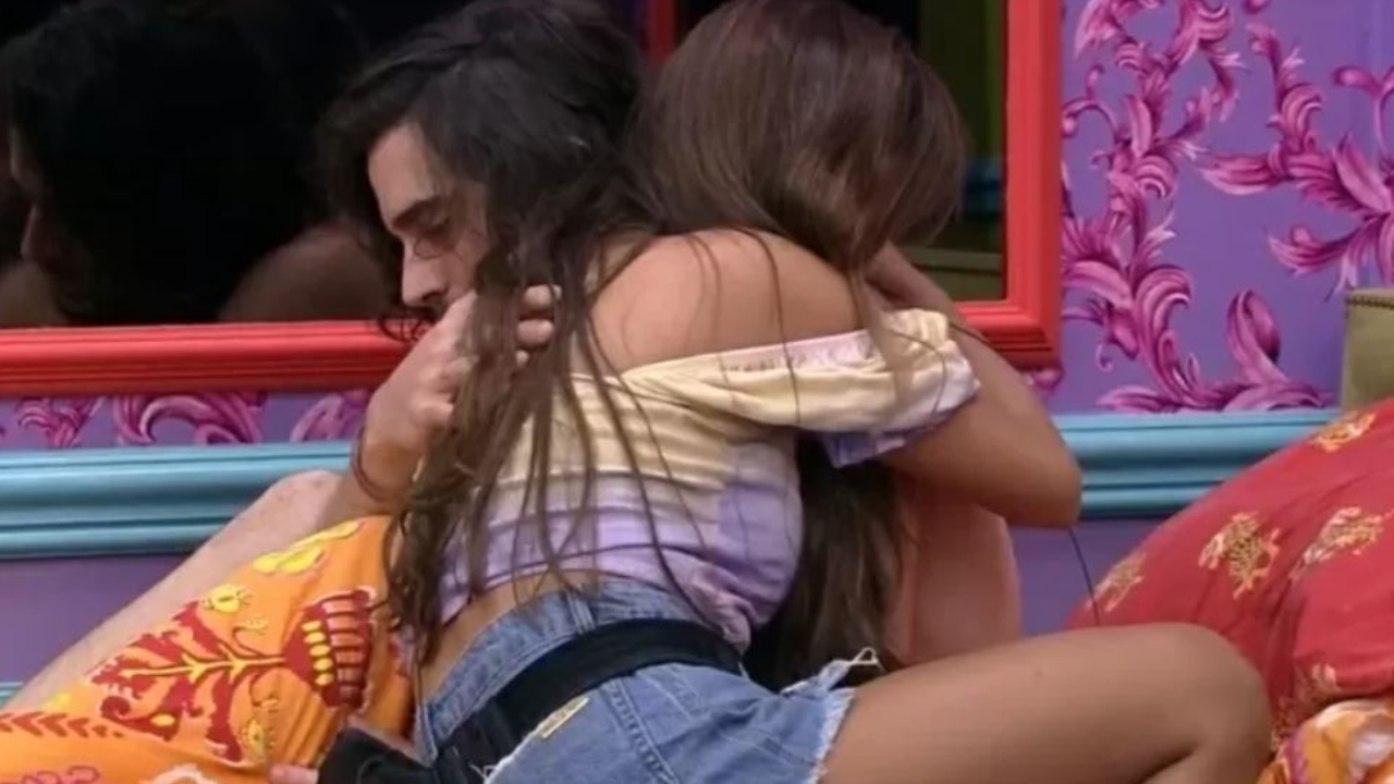 BBB21: Após se estranharem na festa, Thaís estende a mão para Fiuk após brother sofrer crise