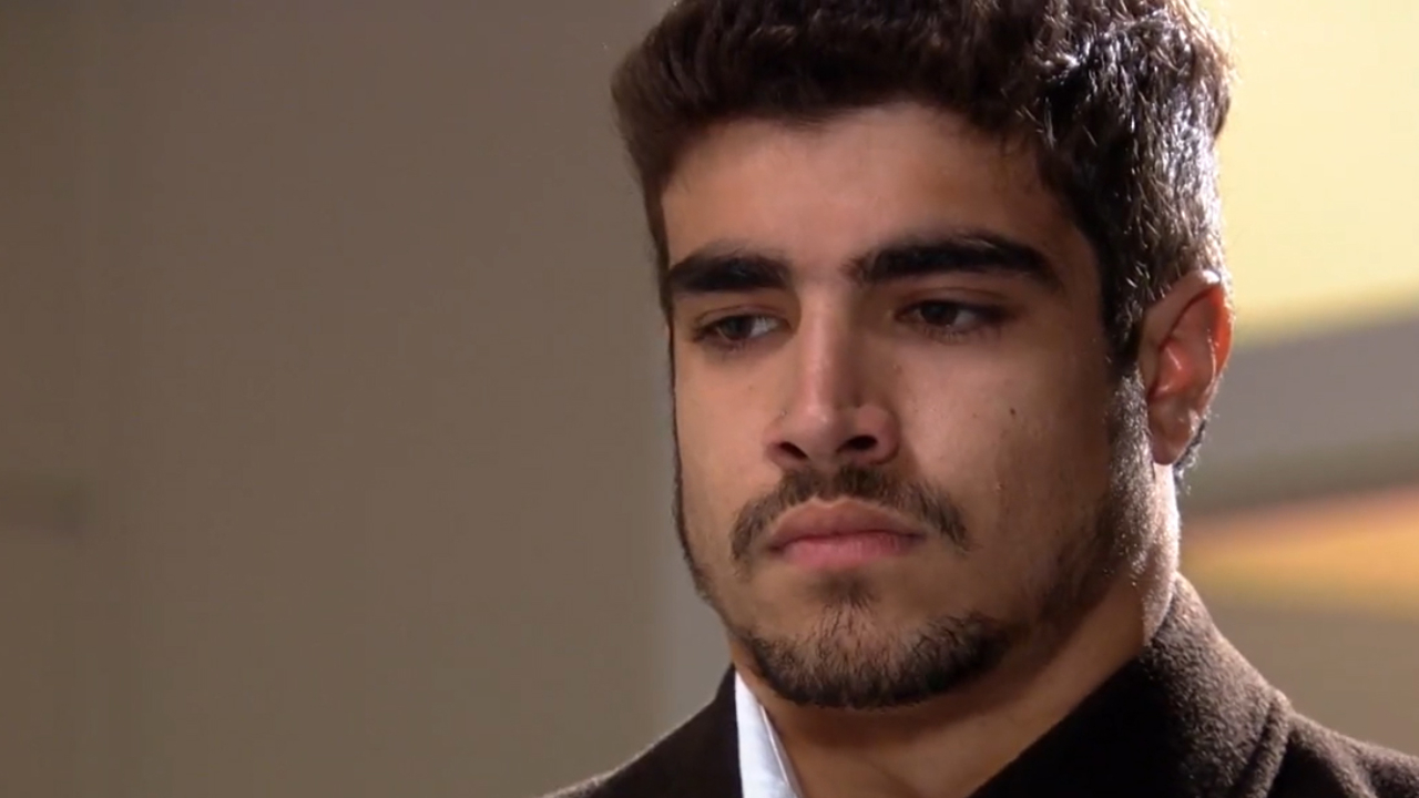 Ti-Ti-Ti: Edgar fica com peso na consciência e termina de vez com a amante: “Não dá mais”