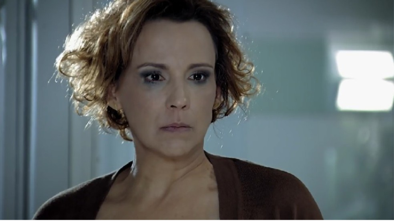 A Vida da Gente: Descontrolada, Eva recebe ajuda ao saber que pode ser presa por falsificação