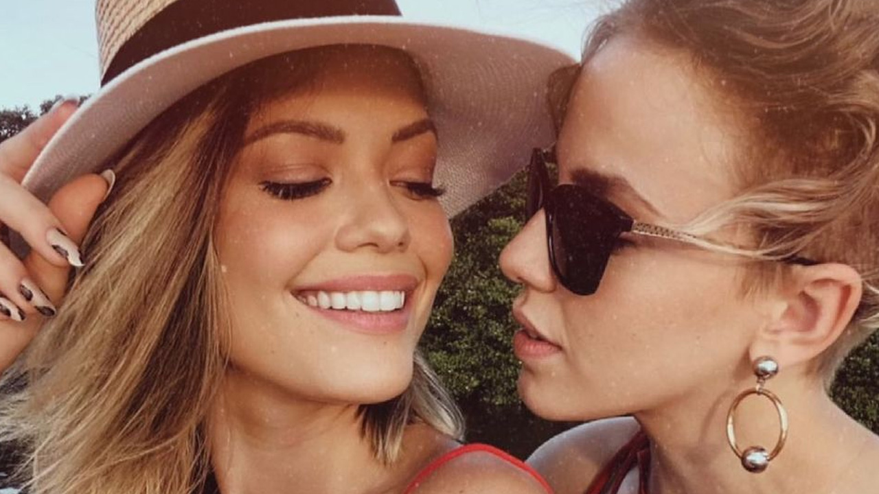 Apaixonada, Vitória Strada faz tatuagem combinando com a noiva e explica o sentido: “Te amo em todas as línguas”