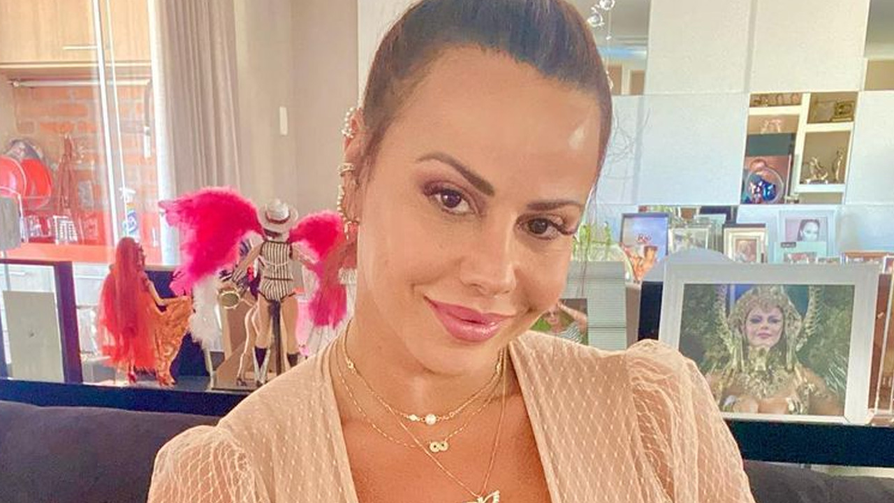 Aos 46 anos, Viviane Araújo mostra corpão com top decotado e shortinhos: “Que é isso, novinha?”