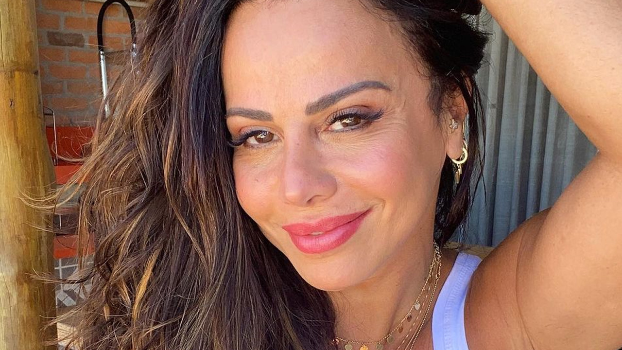 Arrasadora, Viviane Araújo posa com regata e shortinho e exibe corpão aos 46 anos: “Coloca novinhas no bolso”