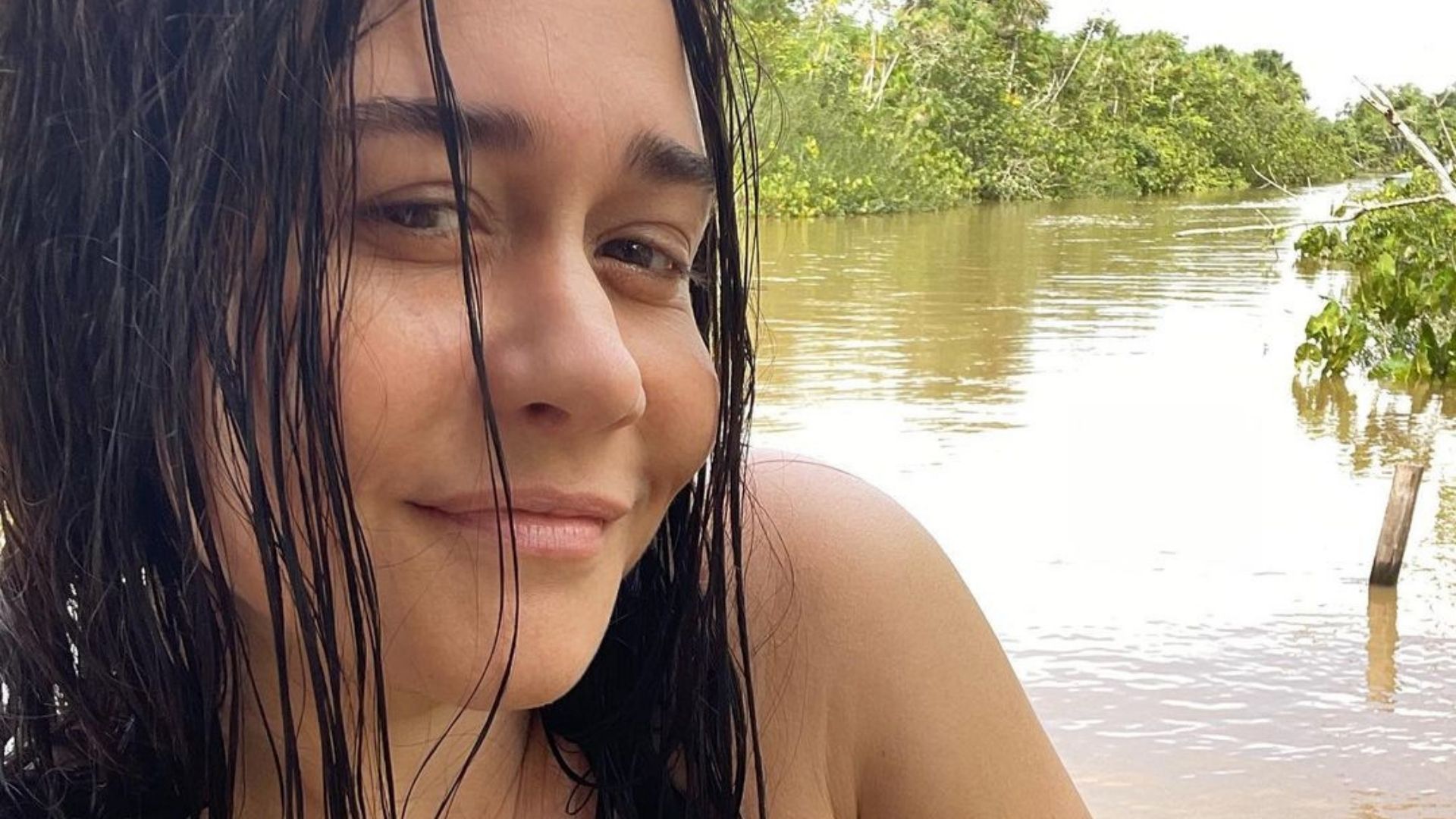 Aos 51 anos, Alessandra Negrini surge ao natural em cliques de biquíni: “Que mulher”
