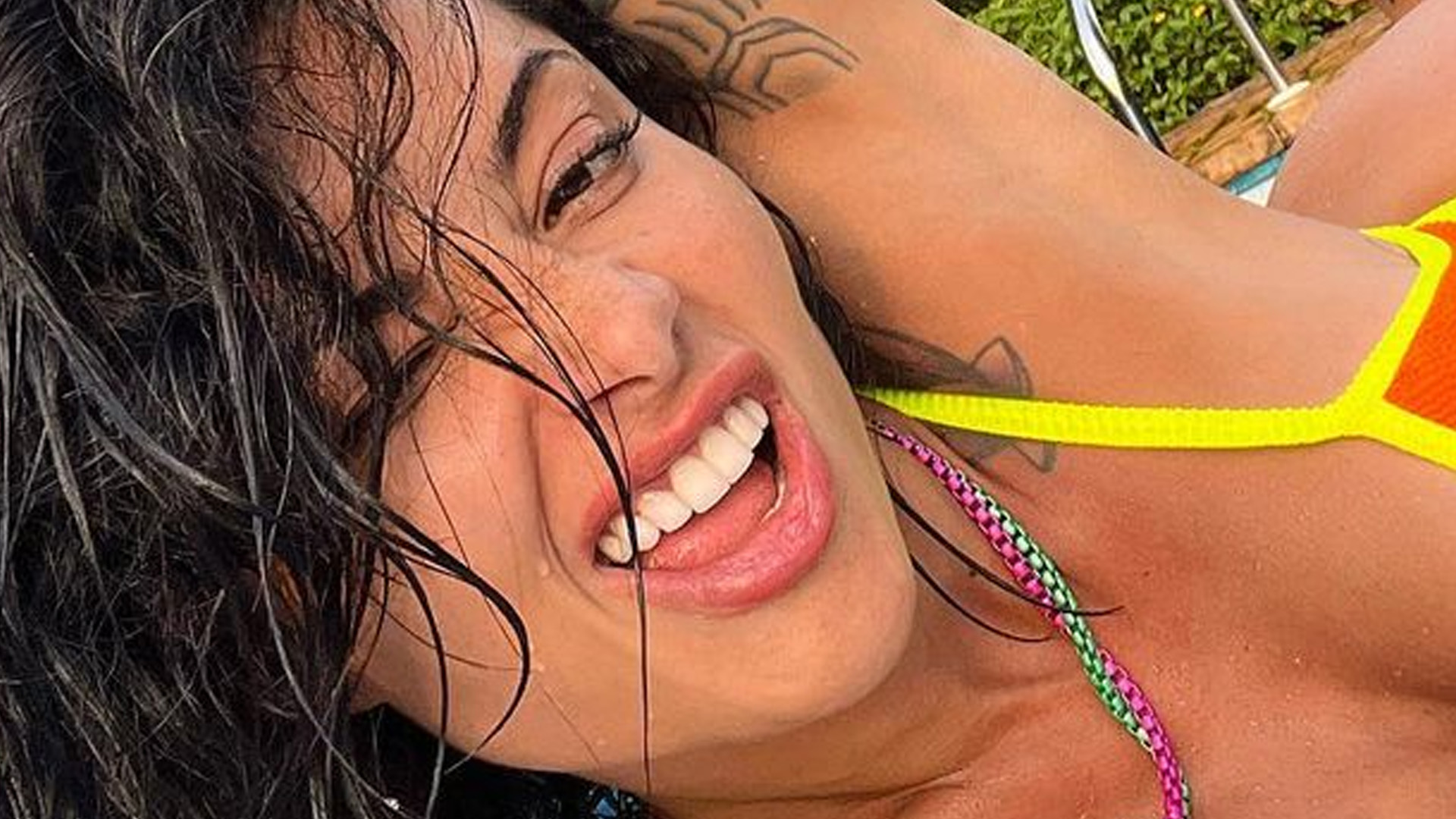 Aline Campos cobre só o essencial com biquíni mínimo: “Mulher incrível”