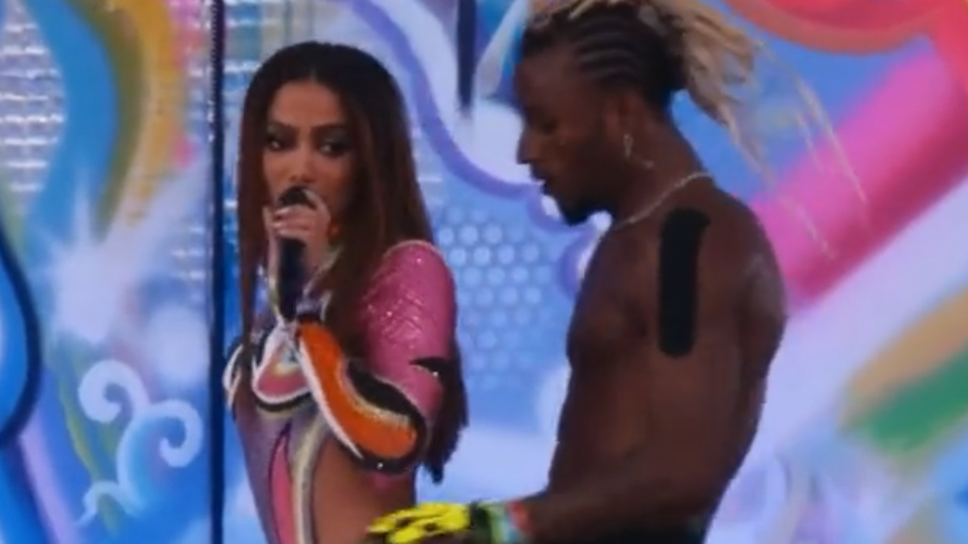 Anitta leva “pimbada violenta” no palco e quase cai de boca no chão: “Cravada”