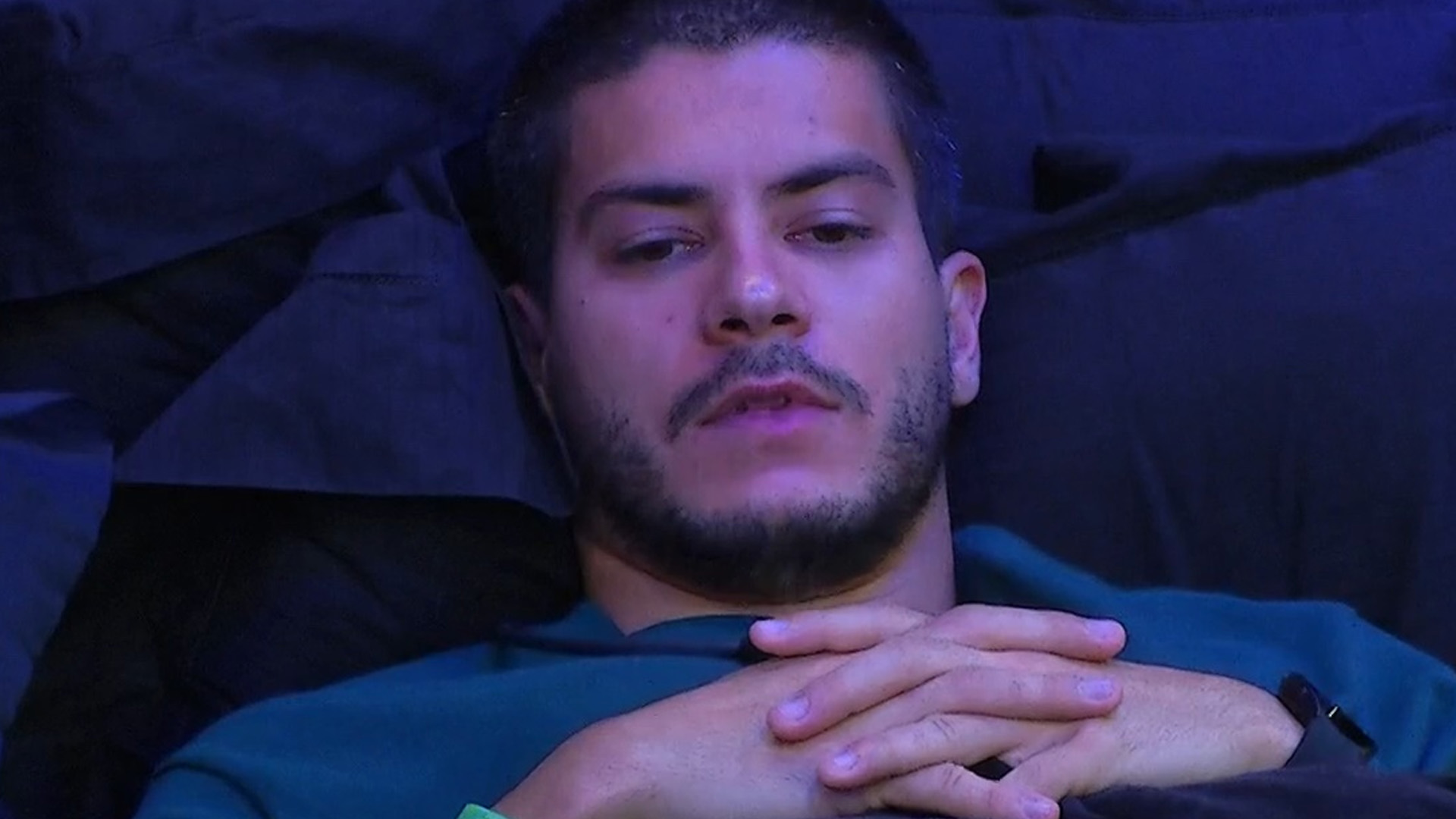 BBB22: Arthur Aguiar acaba com descanso da casa com despertador: “Vamos acordar”
