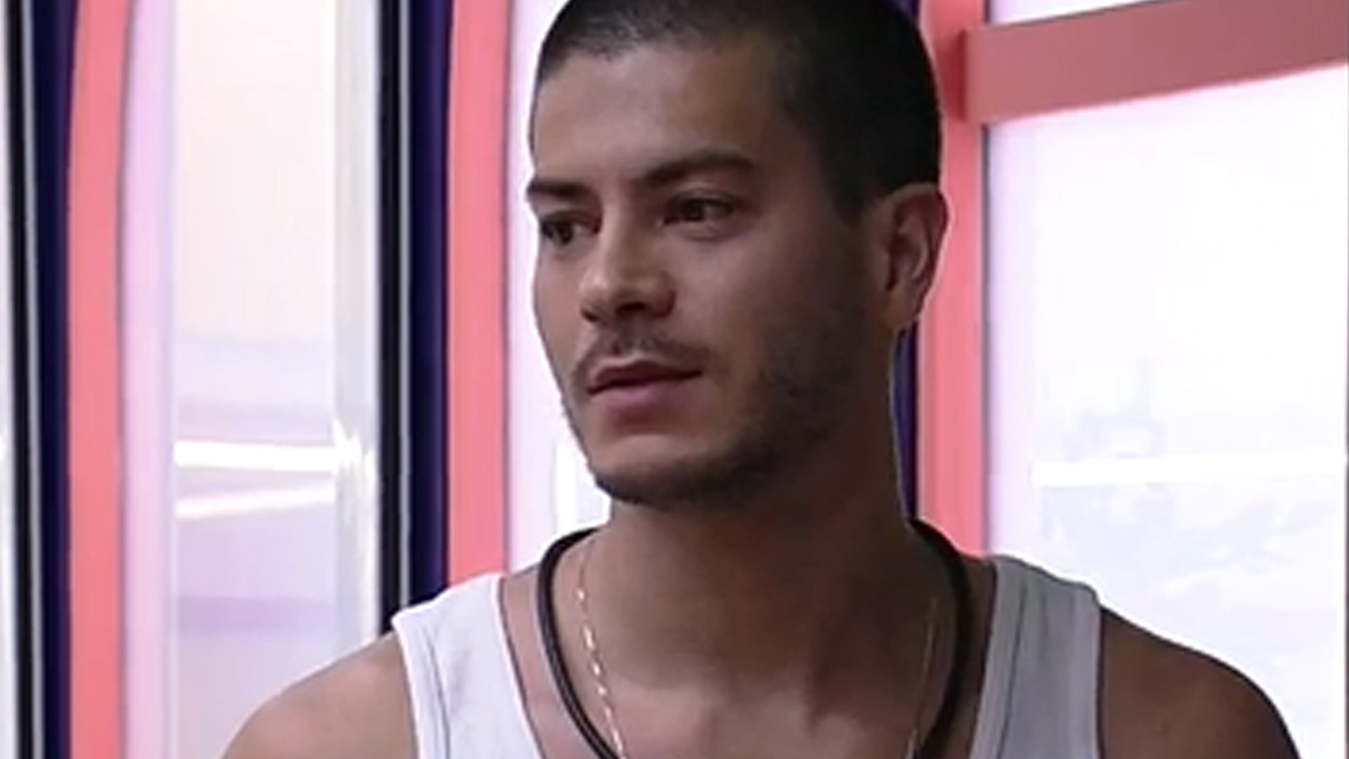 BBB22: Arthur Aguiar acorda inconformado e desabafa: “Não consigo me perdoar”