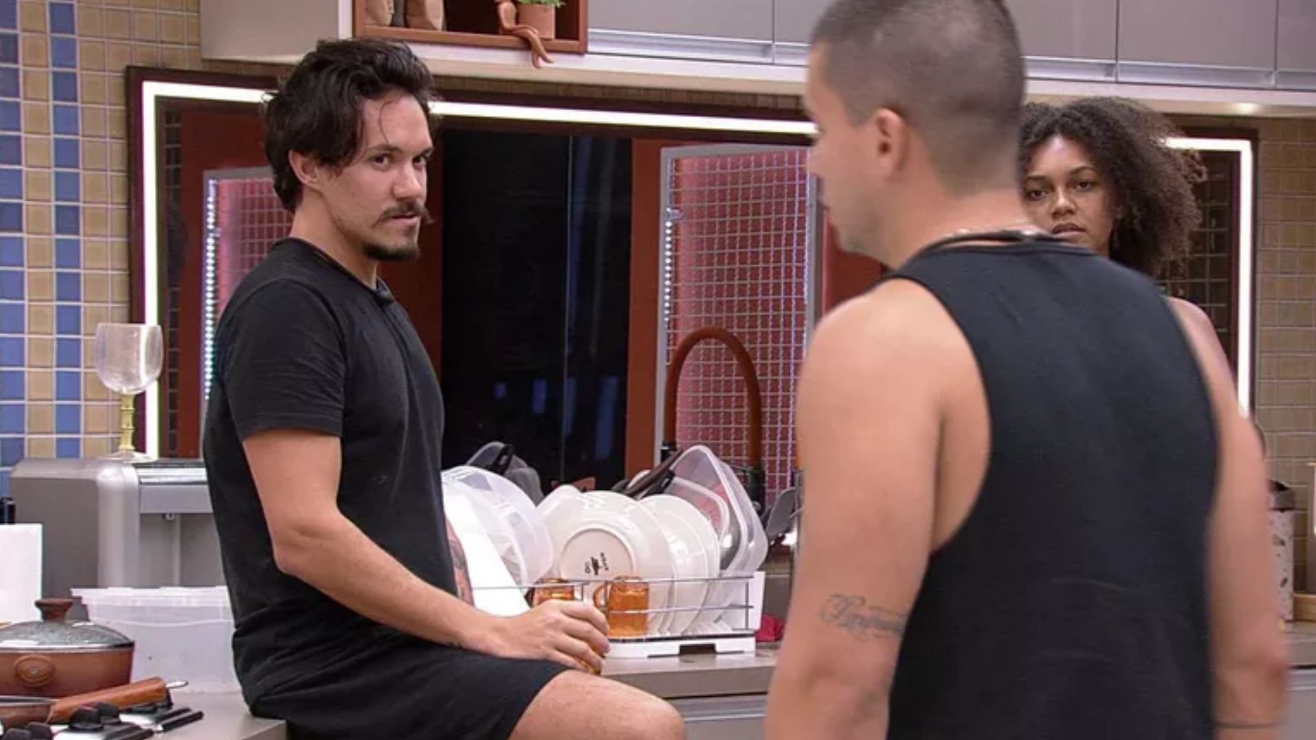 BBB22: Arthur alfineta Eliezer e brother reage na lata: “Não vou dar esse gostinho”